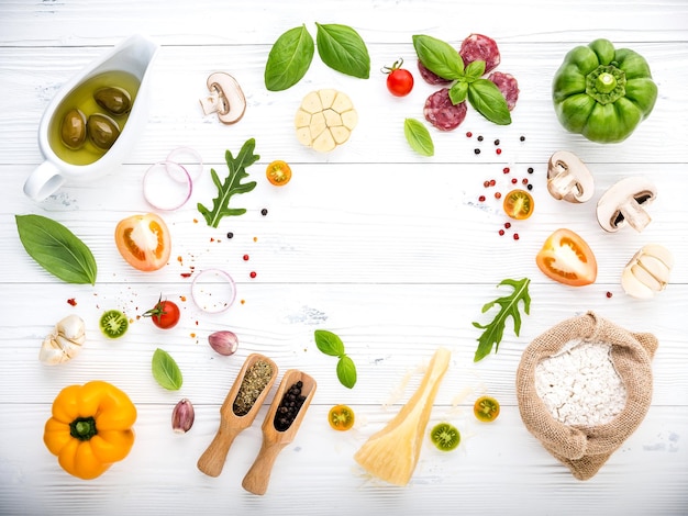 Ingrediente proaspete aranjate pe masă